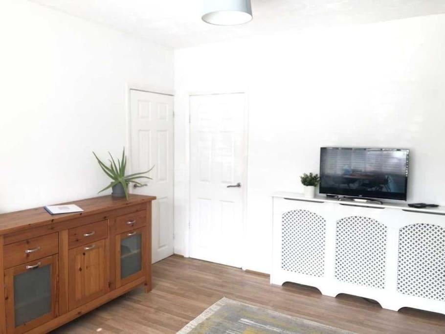 Two Bedroom Terrace House With Parking Kingston upon Hull Bagian luar foto