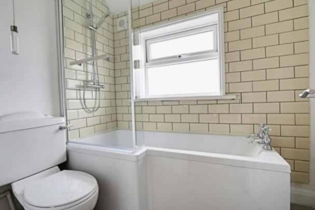 Two Bedroom Terrace House With Parking Kingston upon Hull Bagian luar foto