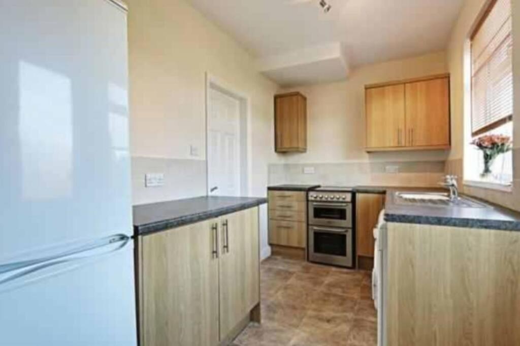 Two Bedroom Terrace House With Parking Kingston upon Hull Bagian luar foto